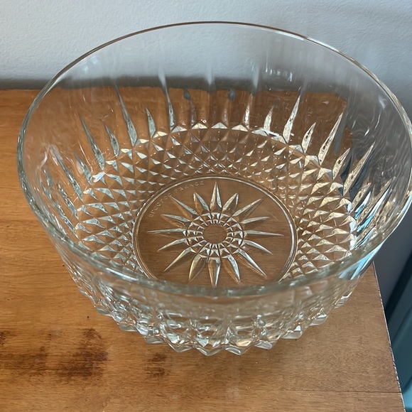 Vintage Diamant Starburst Patterned Brilliant Cut French Arcoroc Round Bowl - Picture 8 of 11